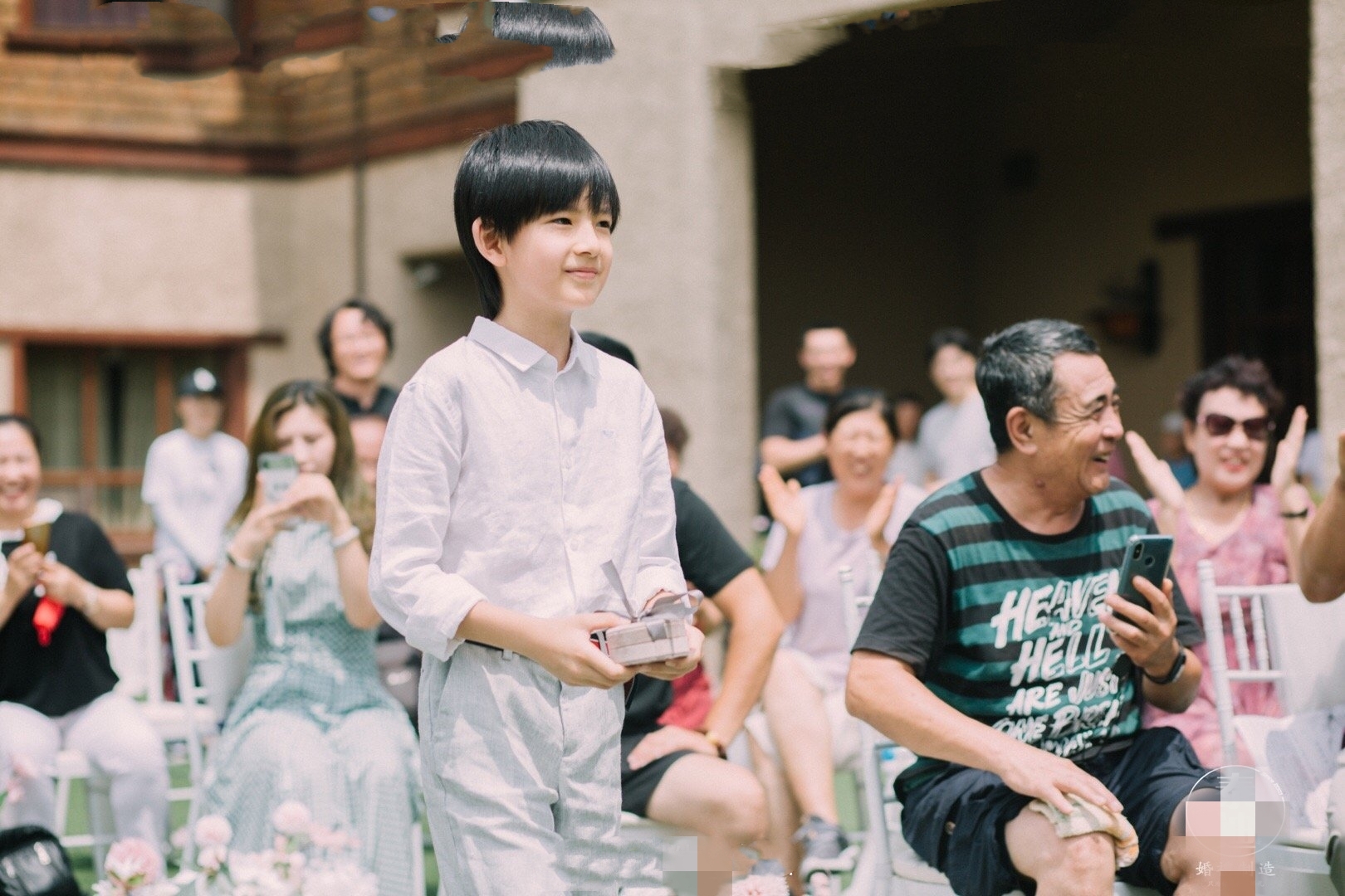 董洁携子参加婚礼,一身清新风穿搭很少女,10岁顶顶忧郁气质像妈