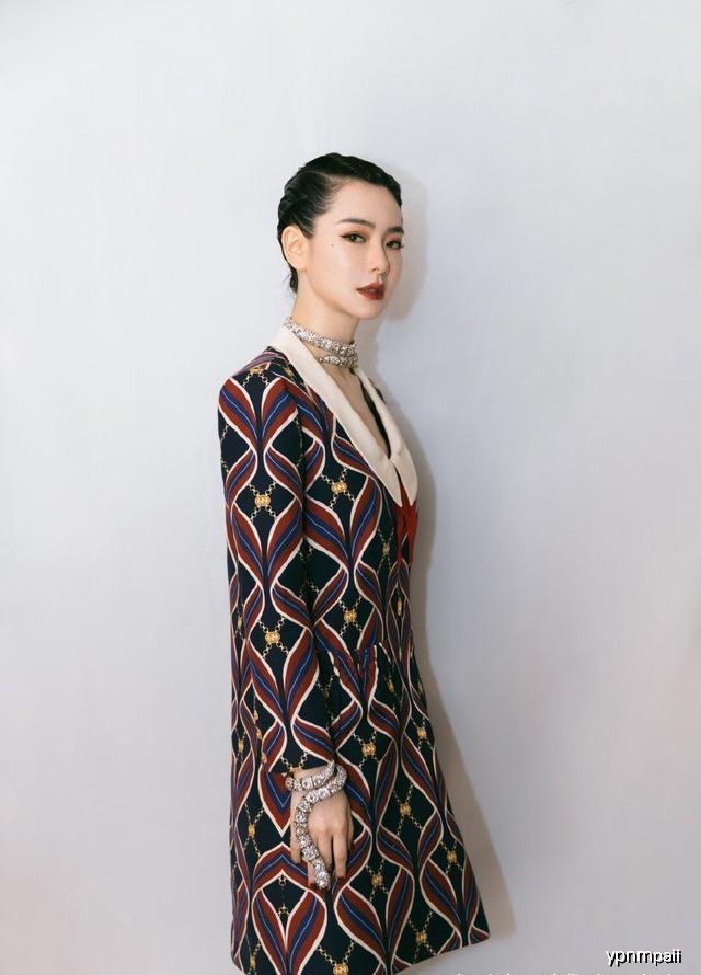 真佩服戚薇，穿连衣裙搭配白丝袜身材纤细曼妙，意外美成复古女神