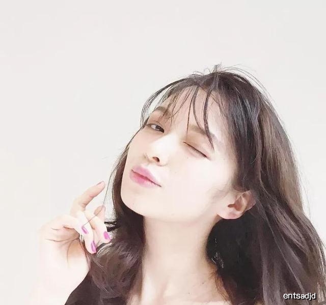 迪丽热巴戴假刘海拍游客照?甜美可爱毫无违和感