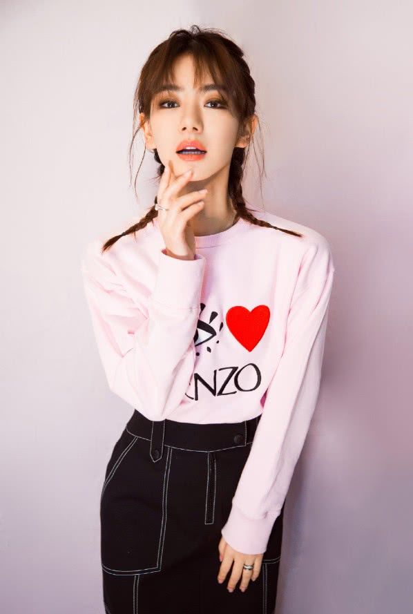 戚薇是嫌鞋子太黑了,所以用荧光笔在鞋子上乱写乱画?意外很潮流