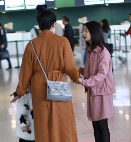 黄磊一家走机场,多多美过妈妈太抢眼,黄磊发福收不住变油腻大叔