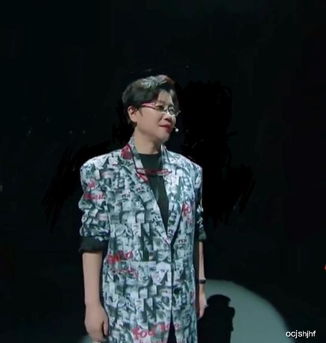 赵薇化身元气复古少女，64岁李少红也不服老，报纸垫肩西装玩时尚