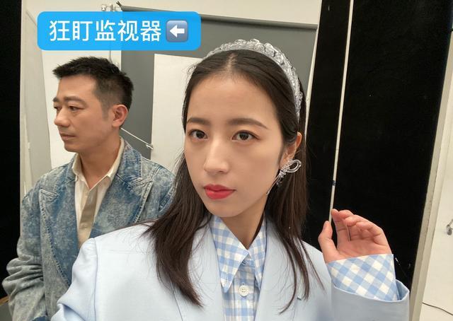 周雨彤爸爸请出道!父女合拍竟抢了女儿风头,大叔颜值帅翻似情侣