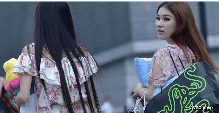 清纯女大学生身穿溜冰裙美翻众人
