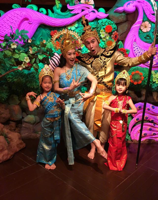 张伦硕才是好爸爸,为逗女儿穿女装,两女儿穿泳衣被扛肩膀不避讳
