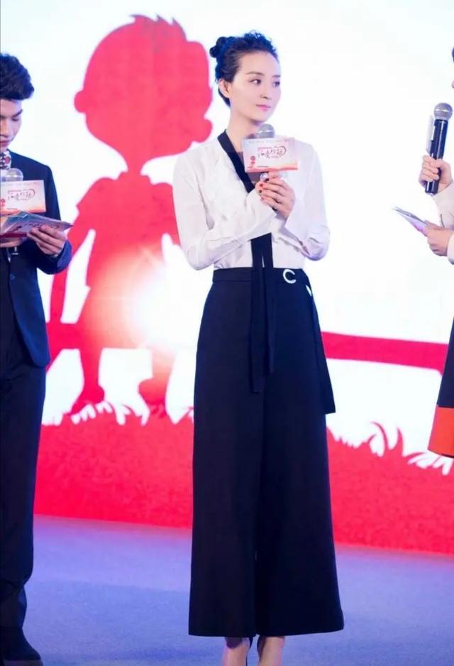 王艳难得走机场，穿999外套复出拍戏太接地气，双手插兜变酷girl 
