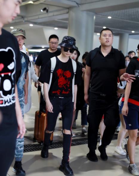李宇春这么会穿？6百多的T恤穿出女人味，谁会想起她35