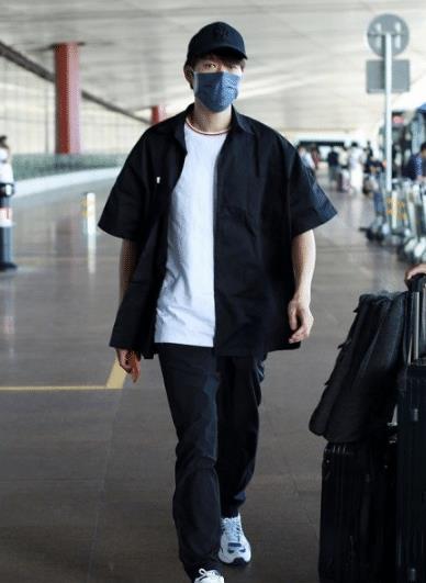 魏大勋终于不穿花衬衫，黑白配演绎“山本耀司风”，衣品被低估？