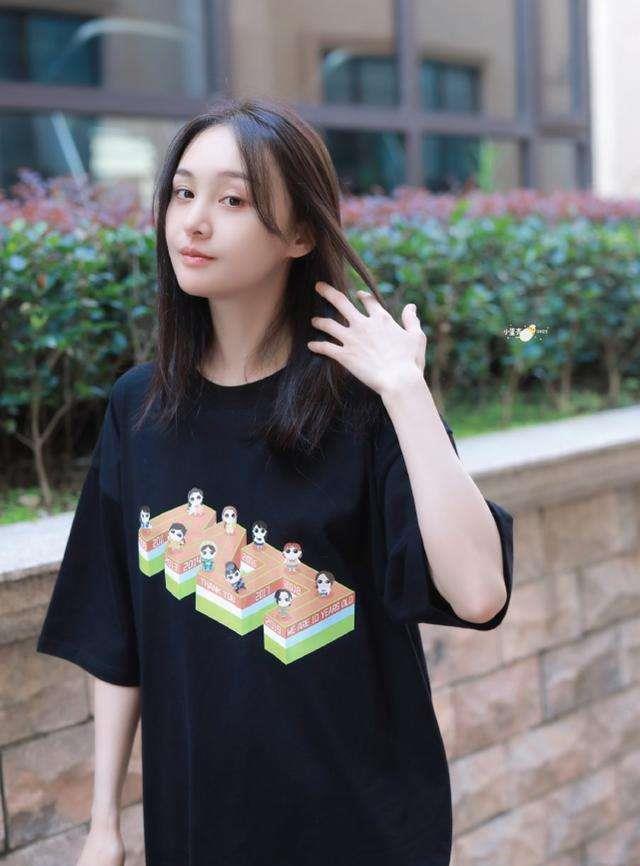 33岁热依扎“零内衣”,焦俊艳的黑白灰,28岁郑爽的淘宝风都美