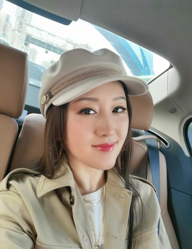 被杨钰莹近照给惊艳到!49岁还有婴儿肥,戴朵野花更是娇俏