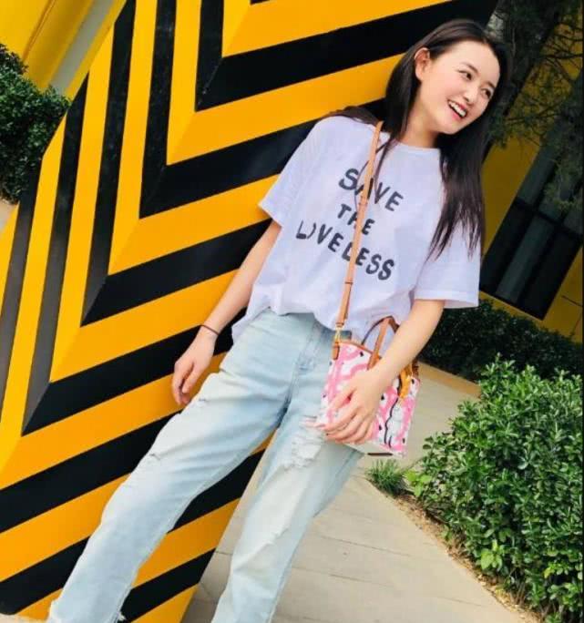 蒋依依怎么又变漂亮了,一身“套白”穿出少女范,网友:小仙女