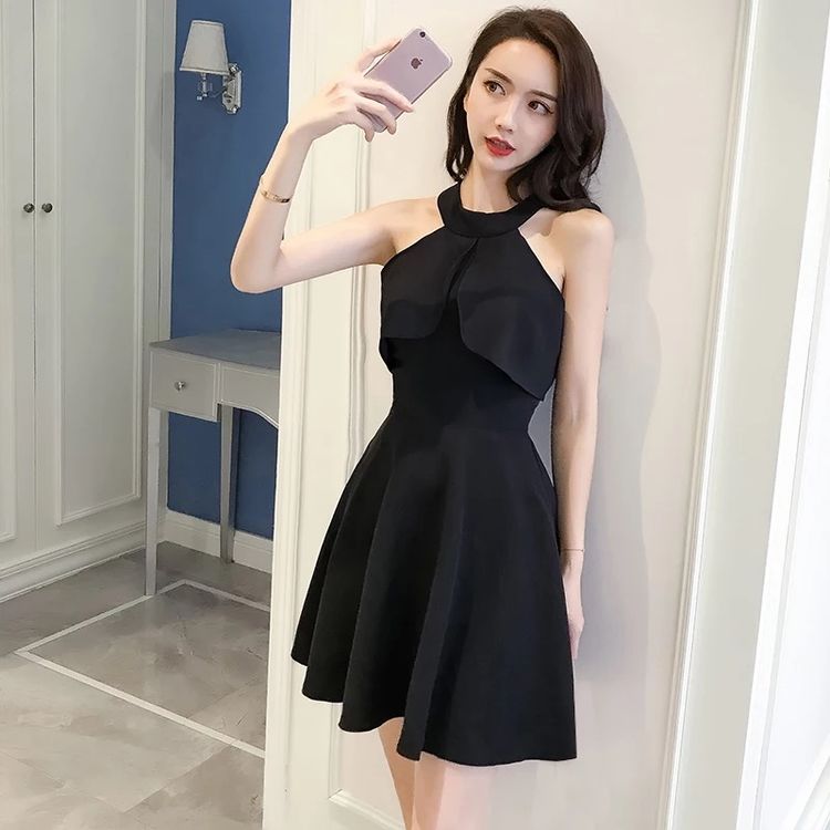 黑色挂脖裙，打造不一样的小女人气质 