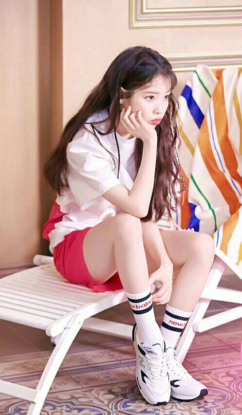 清甜的韩国女星：李知恩可人清纯的仙女穿搭