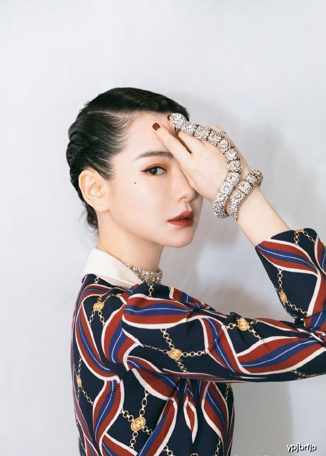真佩服戚薇，穿连衣裙搭配白丝袜身材纤细曼妙，意外美成复古女神