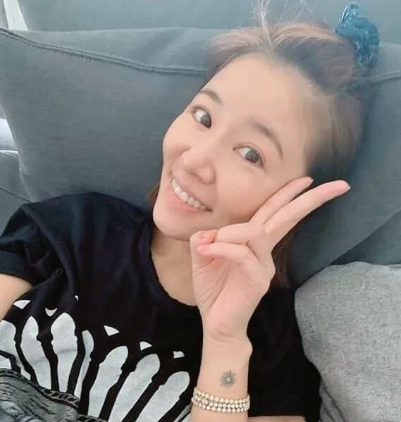 林心如换新发型登封,穿大红大绿气质不俗,渔网袜配纱裙也惊艳