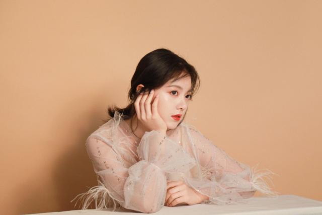 17岁赵今麦穿露脐装暴露小肚子，帽子手套装备齐全，小鸟腿吸睛