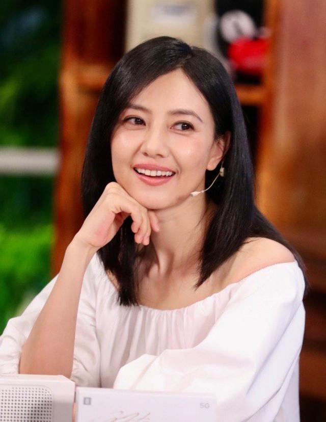 生娃催人老!高圆圆首次直播40岁状态太真实,满眼沧桑气质都变了