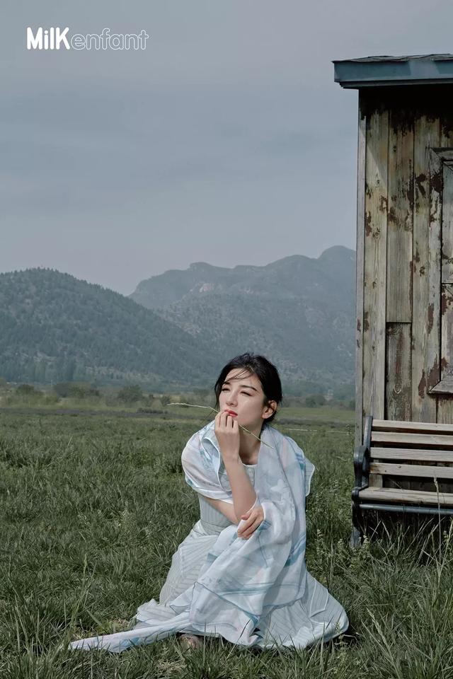 黄奕首携女儿拍大片，7岁铛铛气质初显美翻，模样像爸气质却像妈