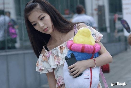 清纯女大学生身穿溜冰裙美翻众人