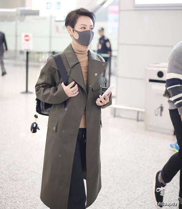 47岁宁静气质可真好!干练短发配风衣美腿真抢镜,气质高级不俗气