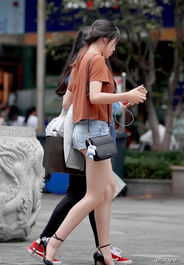吊带包臀裙搭配带刺高跟鞋的美女,抽烟的妹子你喜欢吗