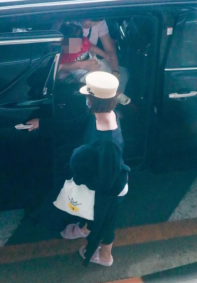 张歆艺罕见带儿子走机场,1岁多儿子穿红衣扎小啾啾,像个女娃娃