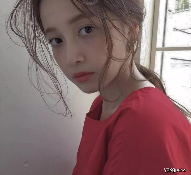 迪丽热巴戴假刘海拍游客照?甜美可爱毫无违和感