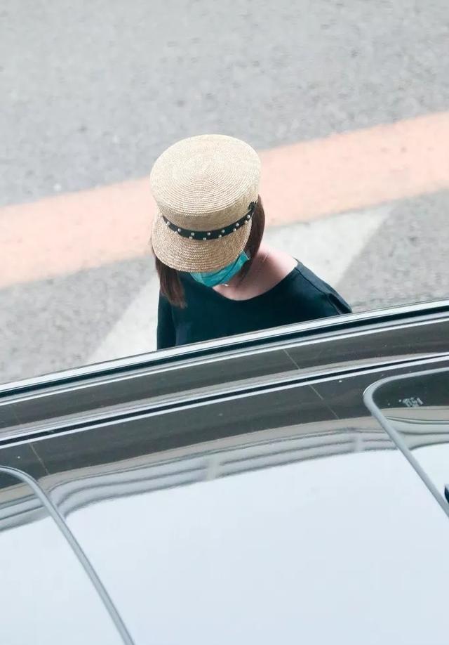 张歆艺罕见带儿子走机场,1岁多儿子穿红衣扎小啾啾,像个女娃娃