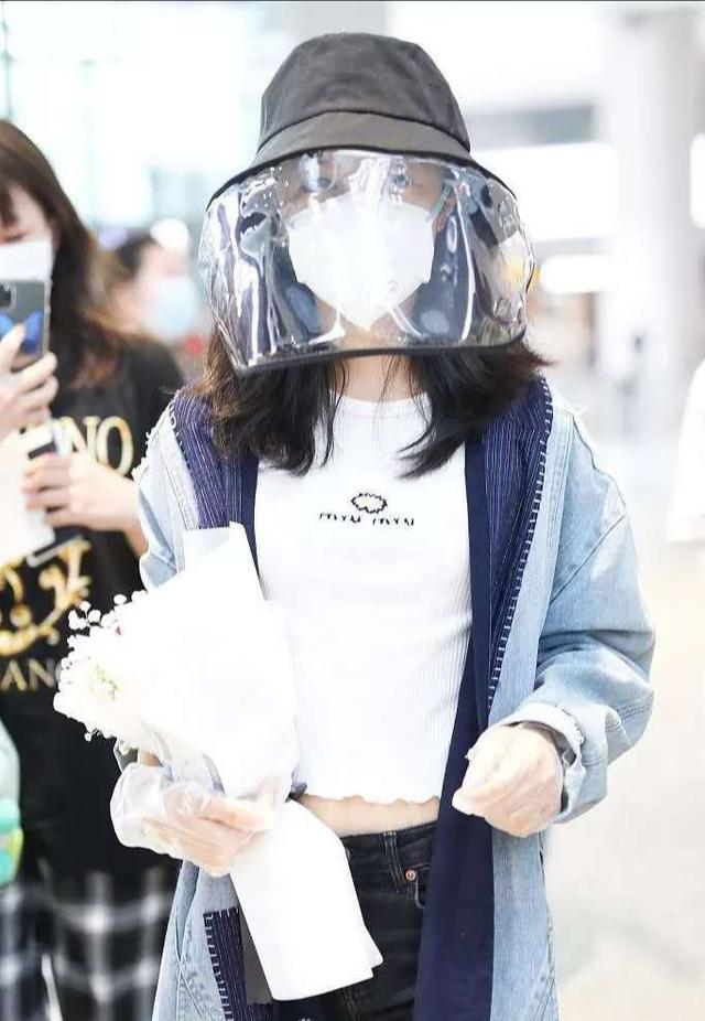 17岁赵今麦穿露脐装暴露小肚子，帽子手套装备齐全，小鸟腿吸睛