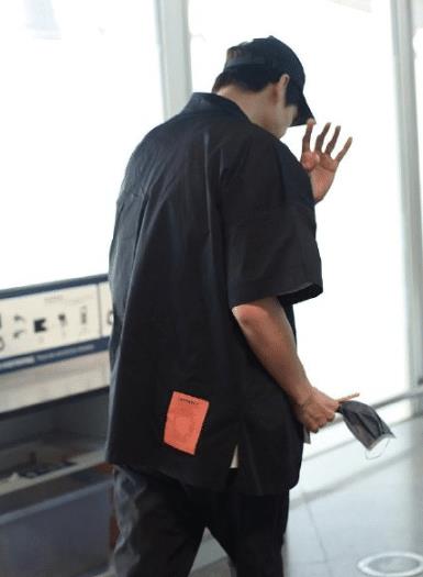 魏大勋终于不穿花衬衫，黑白配演绎“山本耀司风”，衣品被低估？