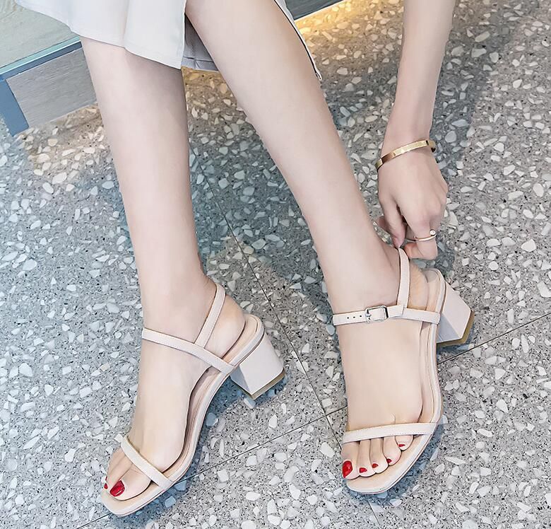 一字带高跟鞋,露出俏皮脚趾,甜美少女风弥漫