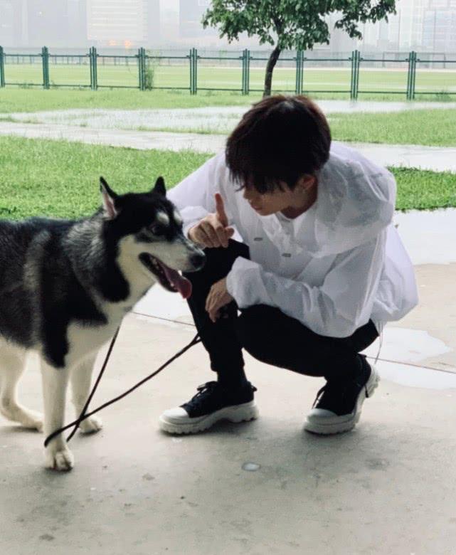 西装不要再配牛仔裤了,林彦俊首次尝试就失败,腿比女主持还短