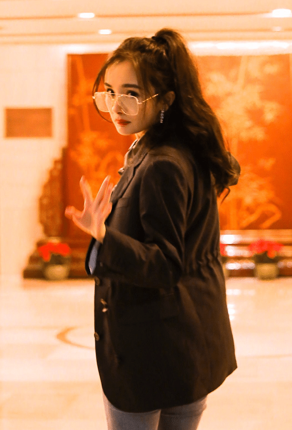 杨幂私服真的超会穿，金丝边眼镜搭小黄帽，随便摆拍都好看 
