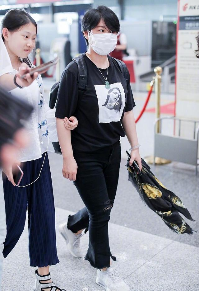 小沈阳女儿跟妈走机场,模样像爸超洋气,阔腿裤搭衬衫比妈妈时髦