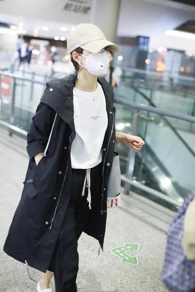 与已婚男演员亲密合照后,马伊琍走机场,戴金链子拎贵妇包超霸气