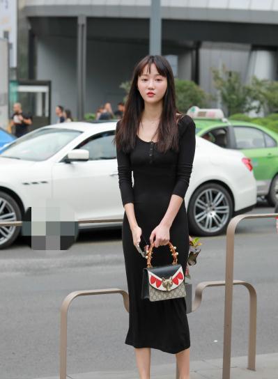 黑色系的长裙，迷人又气质