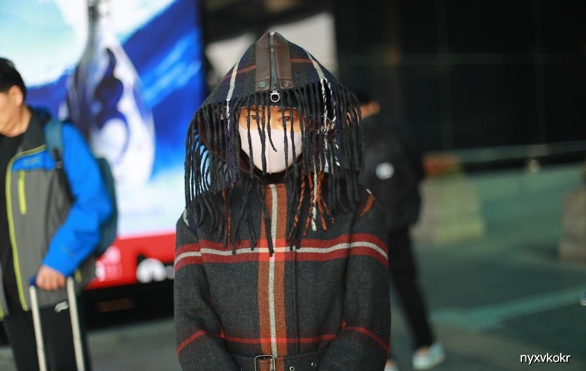 谭卓潇洒走机场,格纹大衣盖住好身材,连帽流苏让人不敢直视