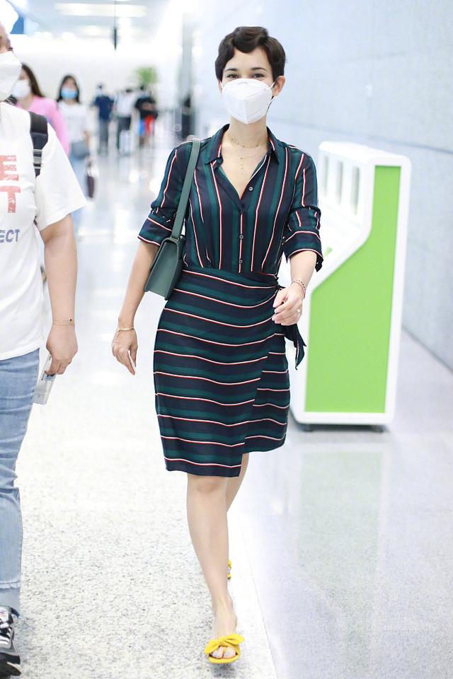 卢靖姗又换新发型,复古卷终于不男人,这次变成“蛇蝎美女子”