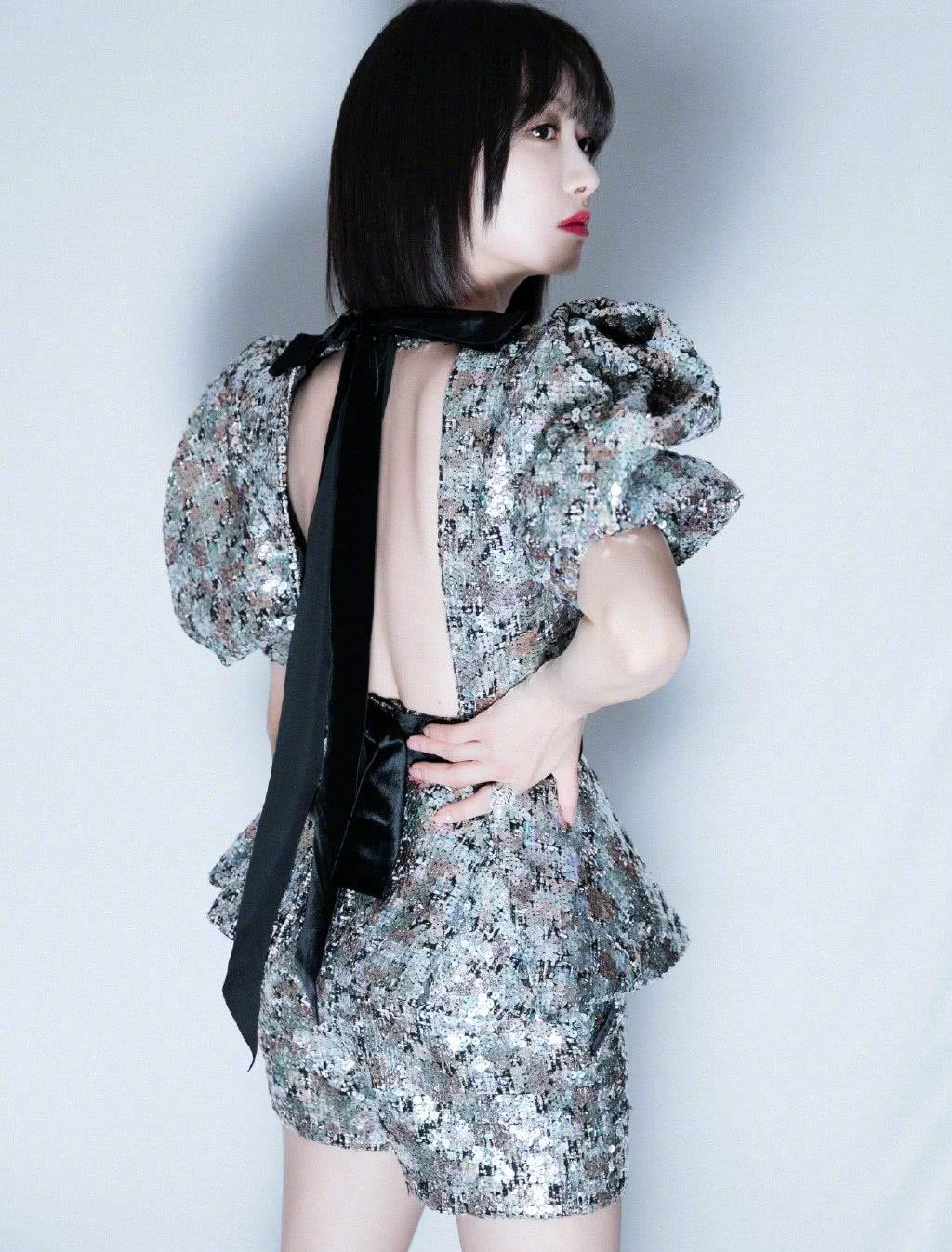 宋茜穿“鳞片服”亮相,大露背和交叉设计太性感,超美艳