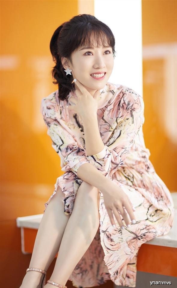 34岁李念“少女感满满”!粉T恤配黑裤好年轻,清秀如同当年海藻