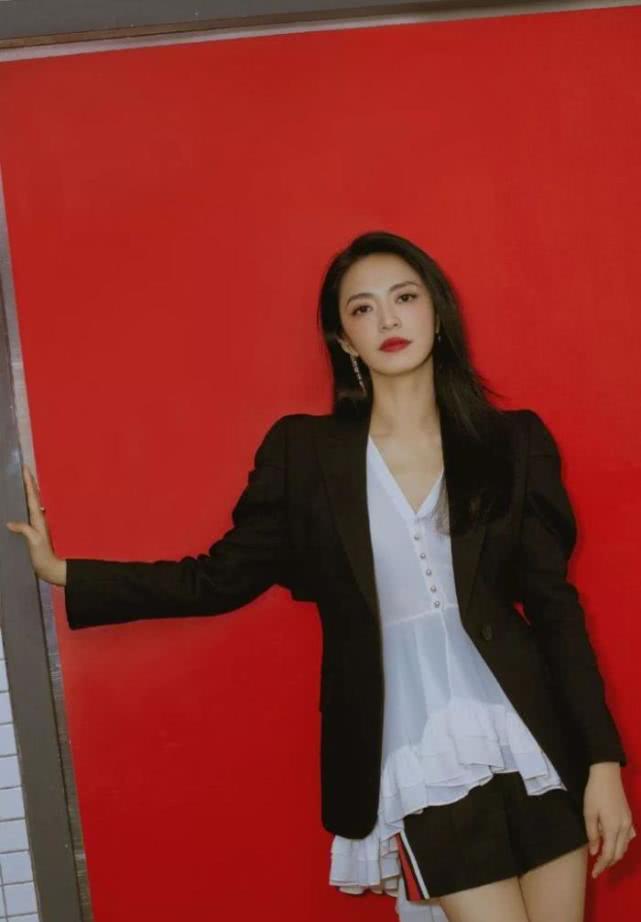 39岁姚晨终于高调,三套穿搭尽显精英气质,“郭芙蓉”气场全开