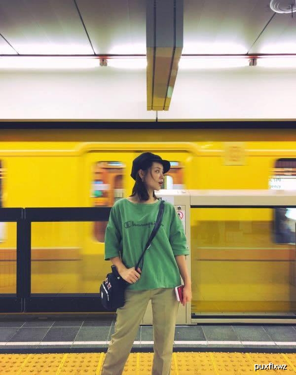 适合夏天穿的八套私服，辣妈邓莎穿绿色短袖戴报童，显年轻文艺