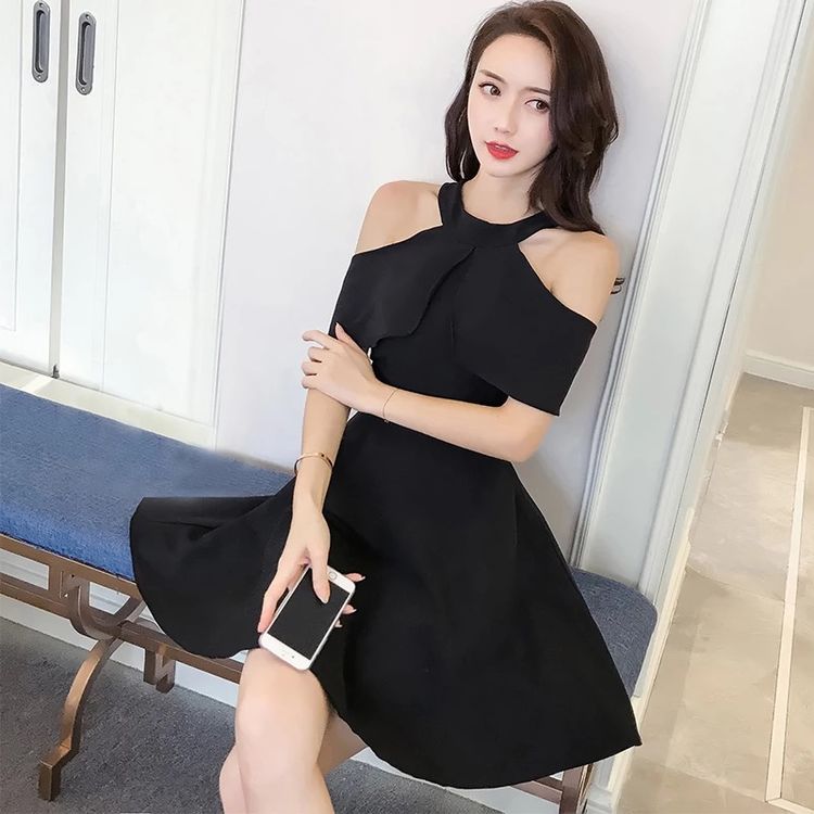黑色挂脖裙，打造不一样的小女人气质 