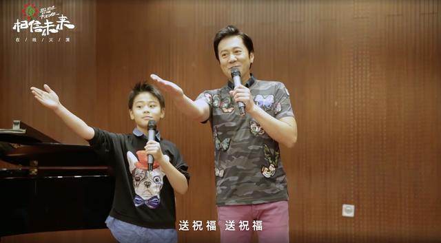 蔡国庆儿子太像爸!52岁蔡国庆和9岁儿子胖瘦差不多,还是小鲜肉