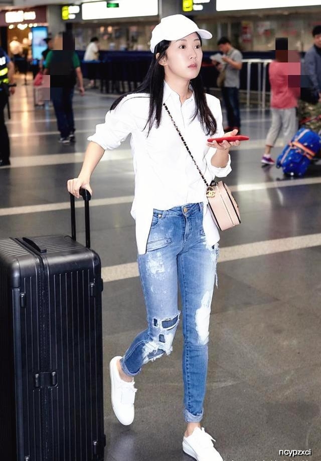 34岁李念“少女感满满”!粉T恤配黑裤好年轻,清秀如同当年海藻
