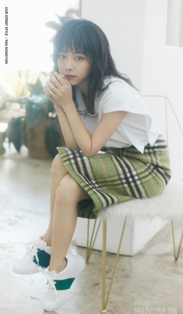 29岁谭松韵真会穿,齐肩碎发搭牛油果裙很清新,满屏都是少女感