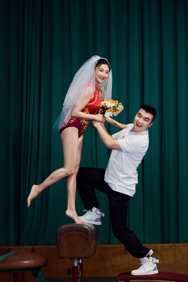 何雯娜晒祖孙三代合照,老母亲一脸福相,4月大女儿太像老公梁超