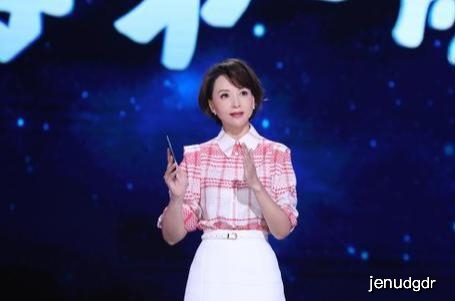 46岁的董卿真有气质,红白格子衬衣搭配白色半身裙,知性温婉