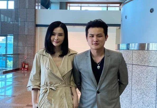 萧淑慎携男友露面,风衣不穿打底放得开,90后男友站姿太显生疏
