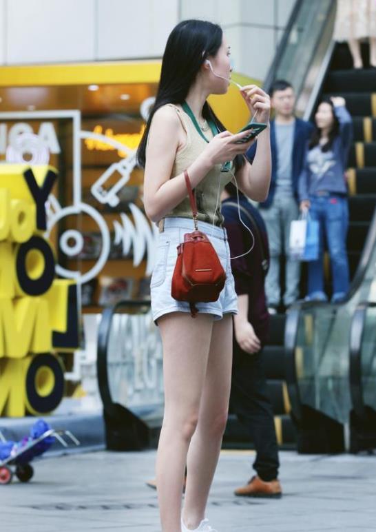 热情活泼的时尚街拍：甜美有型的美女，展现细节上的精致感